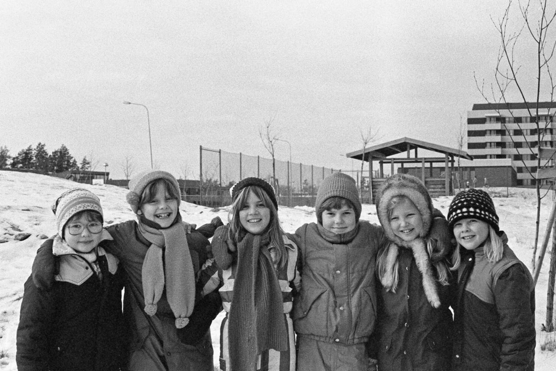 Sex glada ungdomar med mössorna på i Karlstads vinterlandskap.