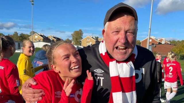 Maja Edlund och tränare Yrjö Toivonen, båda med tårar i ögonen, firar segern i Trollhättan.