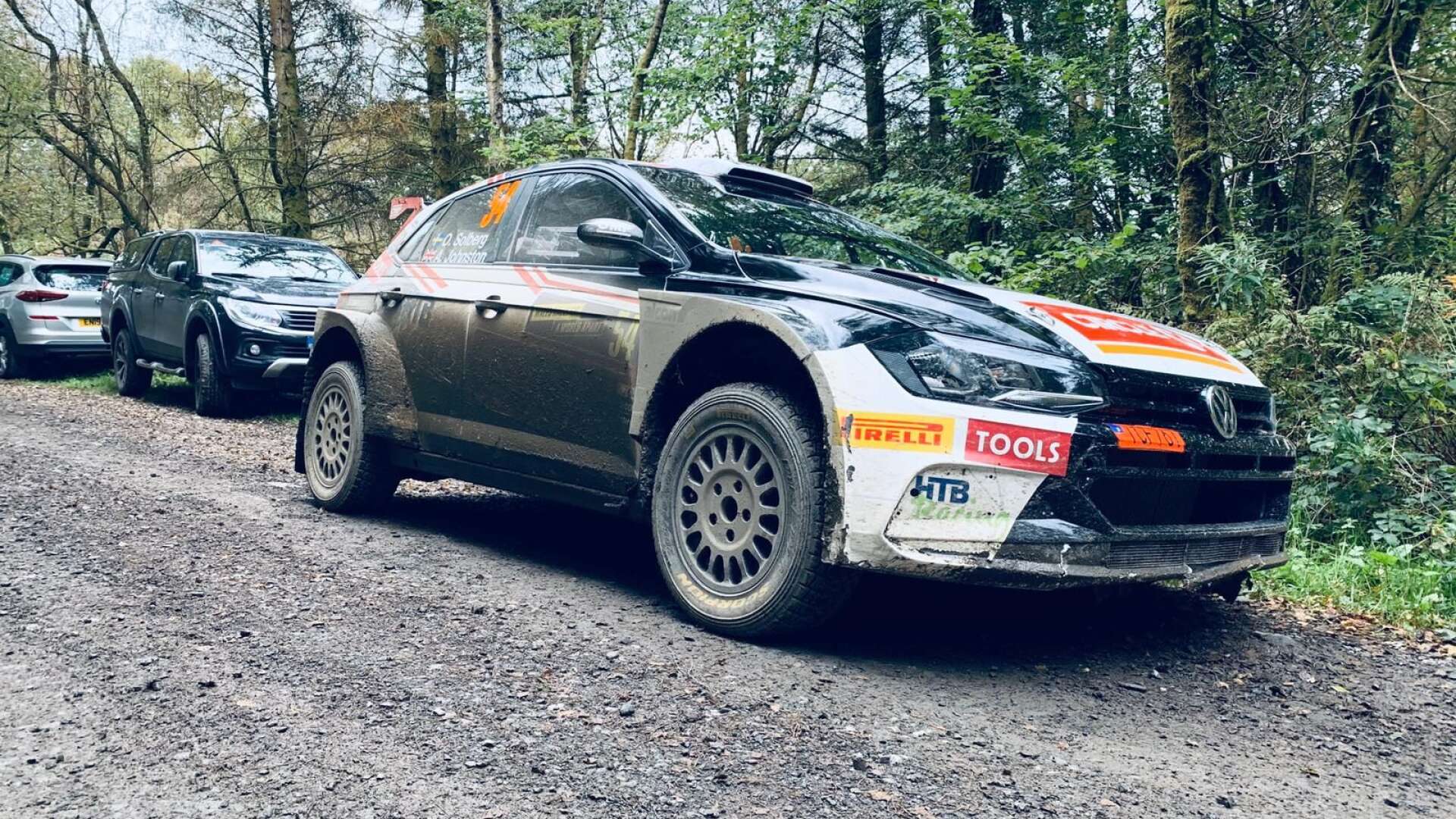 Oliver Solbergs bil prydd med den svenska flaggan inför rallyt i Wales.