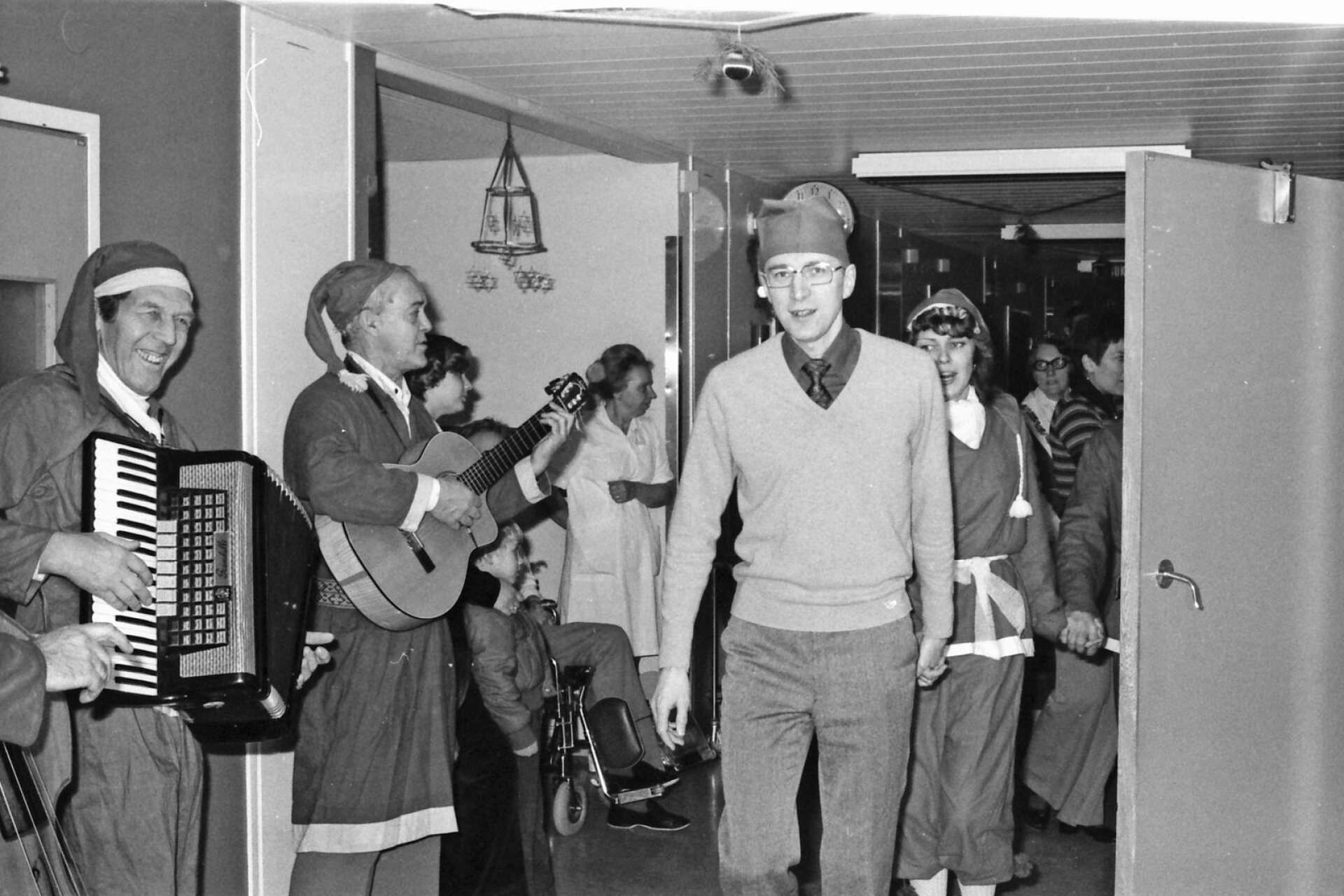 På medicinavdelningen 1977 var det läkaren Erik Hansson som tog täten och ledde långdansen. Sven Gustafsson och Erik Andersson spelade dragspel och gitarr.