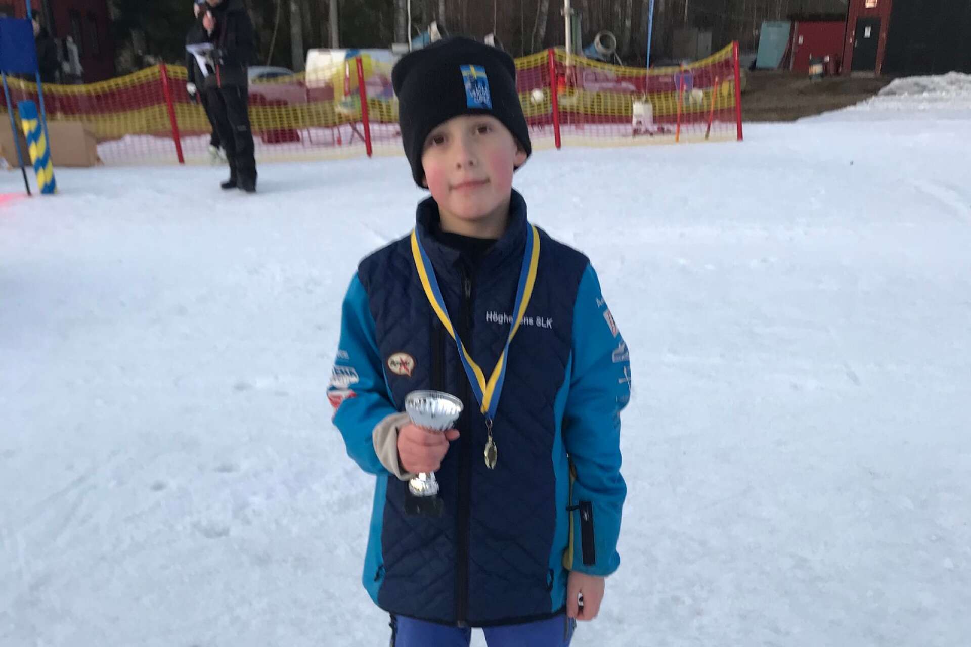 Sigge Simonsson slutade femma i den andra slalomtävling i Ålviksbacken i Grums och fick med sig en pokal hem.