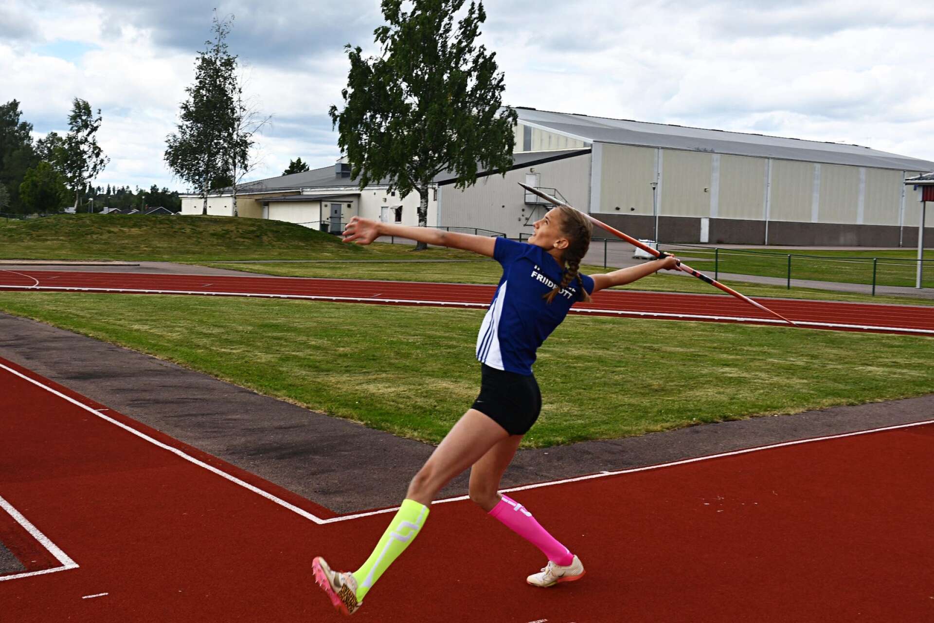 Mångkamparen Evelina Olsson går bara i 8:an, men när hon väljer gymnasium så kommer hon att behöva välja att satsa på friidrotten eller det alpina.
