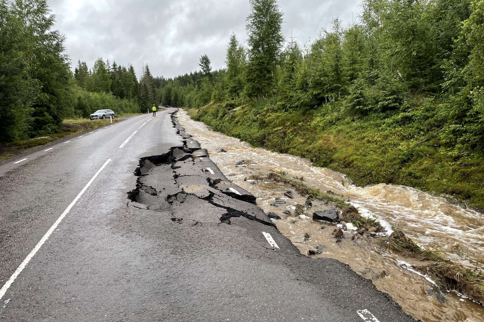 Det rejäla skyfallet under fredagen ledde till att flera vägar översvämmades och delar av väg 241 mellan Sunne och Munkfors rasade. Bild: läsare. 