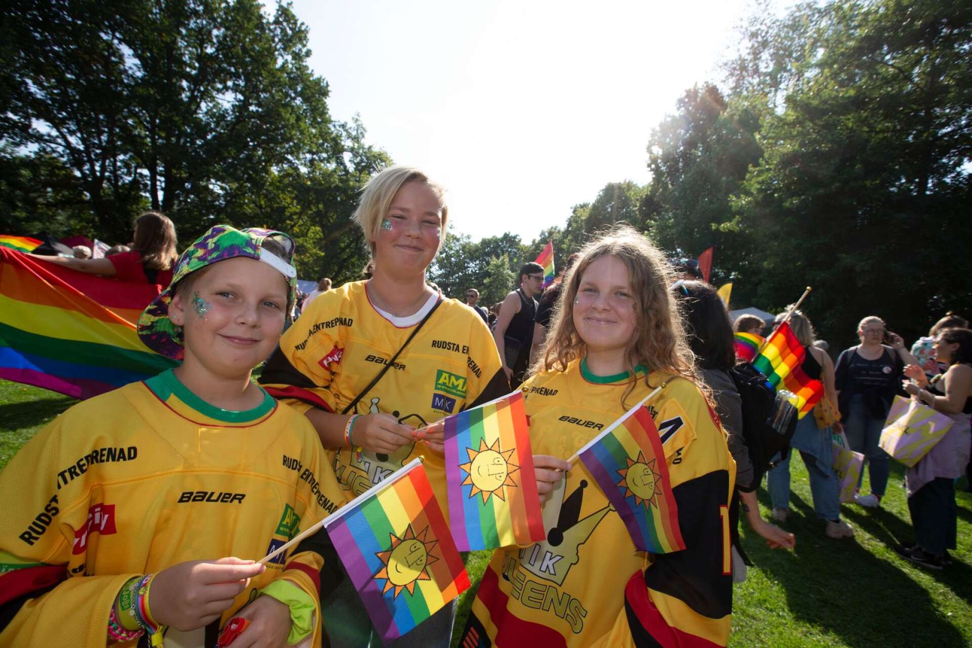 Bianca Karlsson, 11, Viola Axelsson, 14 och Julia Karlsson, 14 från Vålberg går i paraden med delar av sitt ishockeylag.