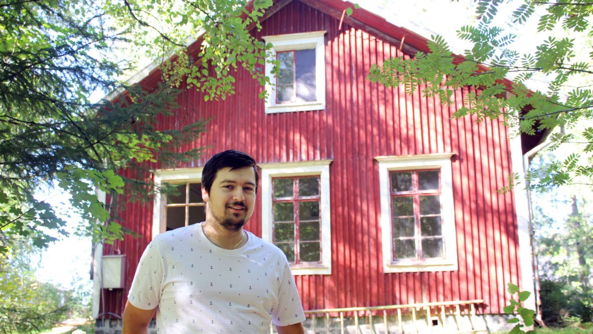 Joar Dahlström framför den gamla byskolan i Heinola som han köpt och ska renovera. Kuskhuset, byggnadsvårdsbutiken i kvarteret Vågen, ska förhoppningsvis flytta hit redan sommaren 2021.