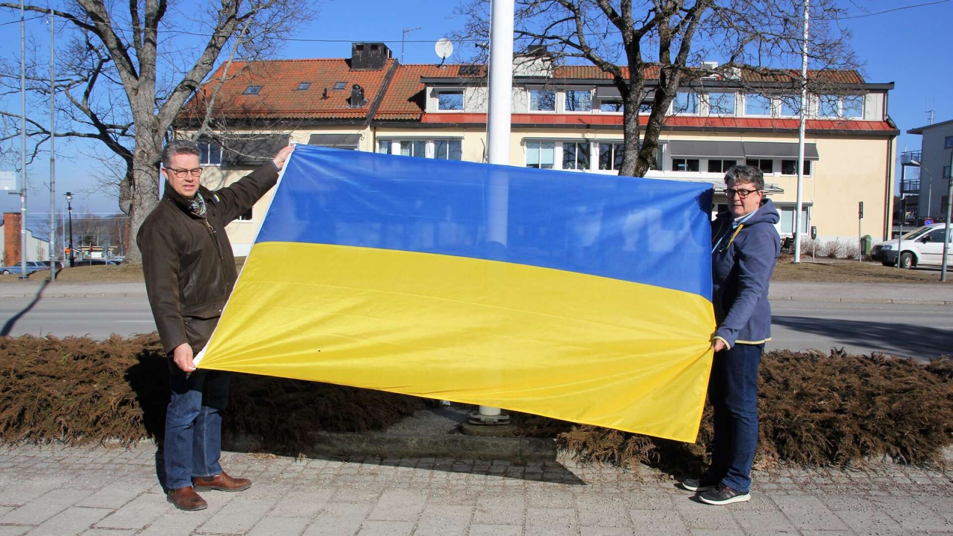 Vid lunchtid hissade Martin Carling och Christina Virevik den ukrainska flagga på torget i Ed. Även Färgelanda kommun hissade den blågula flaggan under måndagen. 