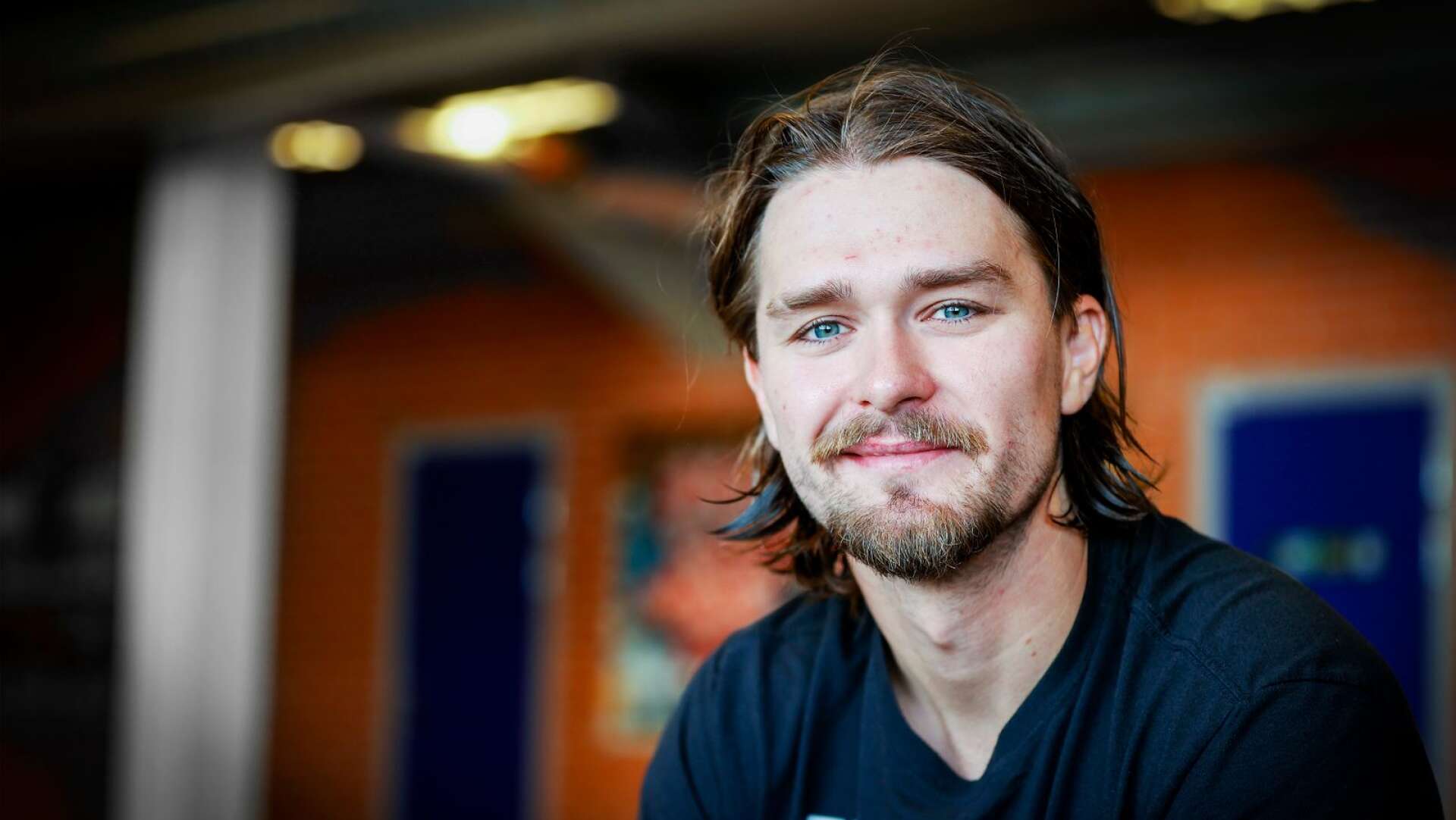 Linus Johansson, lagkapten i Färjestad, ser fram emot att ta sig an Frölunda i kvartsfinalserien. ”Det blir inte mycket bättre än så”, säger han i en intervju med NWT.
