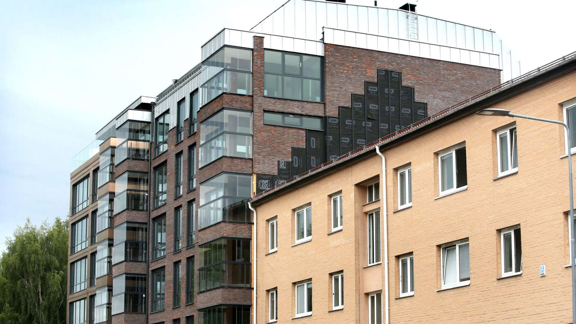 Det nya huset på Brogatan är ett skräckexempel på förtätningen, tycker insändarskribenten.