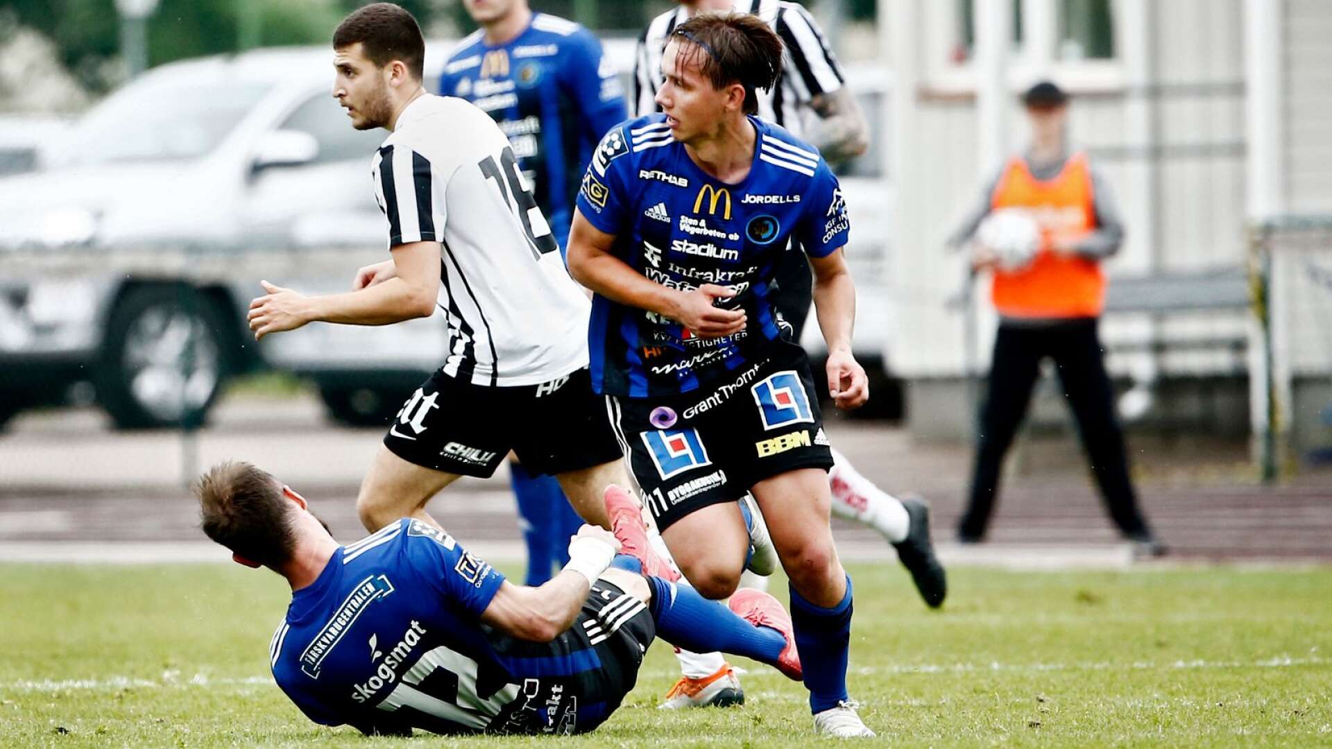 Karlstads Oscar Kihlgren kunde inte spela vidare mot Hammarby TFF efter en smäll. 