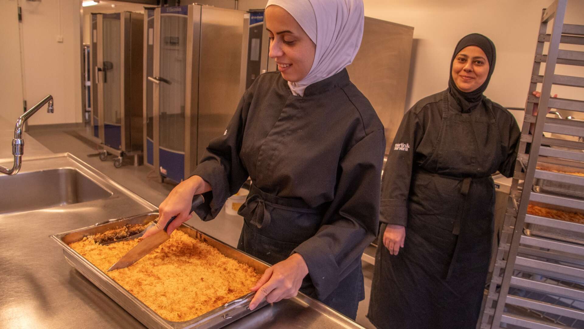 Lubnah Hamoudeh och Mariam Alhelal är uppskattade nystartsjobbare inom måltidsverksamheten i kommunen. Just nu arbetar de i Björkängens centralkök.
