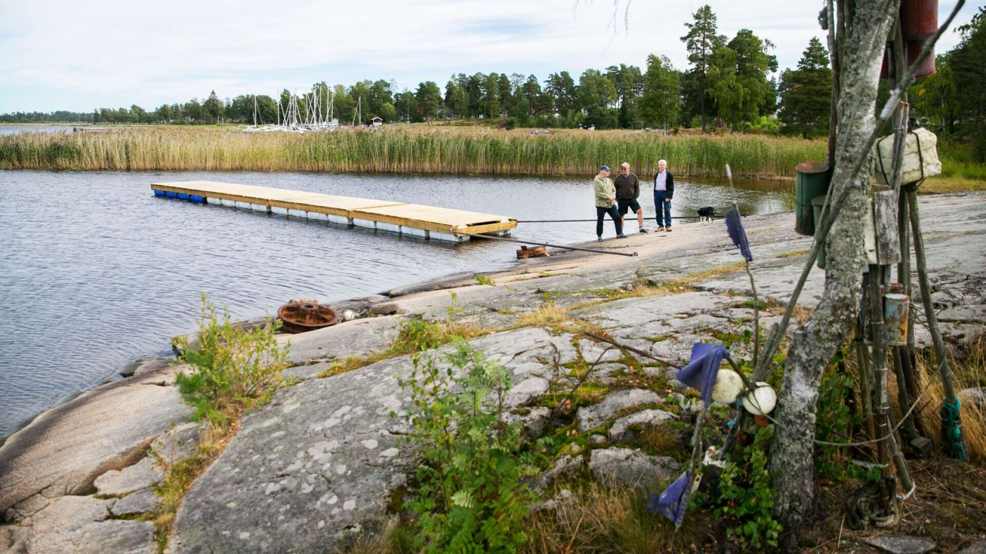 Nästa sommar ska man kunna ta båten till Skärgårdsmuseet på Hammarö. Jan-Olof Hesselstedt ordförande i föreningen, här tillsammans med Thomas Otto och Ville Mark. 