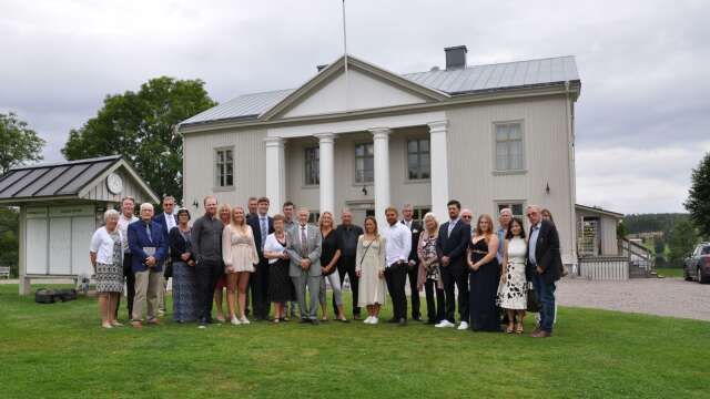 Evert Andersson, i mitten i grå kostym, fyller 90 år den 1 september och firade i helgen med kalas på Forsbacka herrgård.