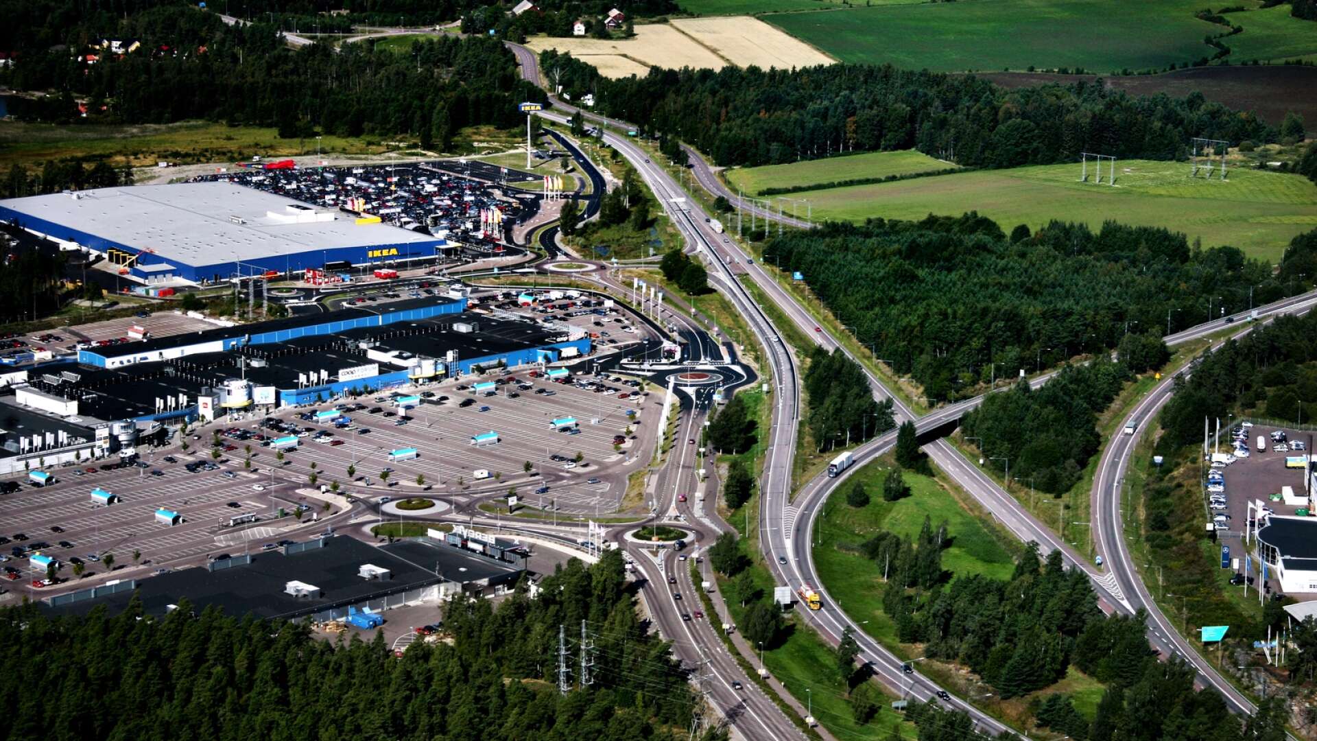 Den attraktiva tomtmarken norr om Bergviks köpcenter intill E18 ska det nu tävlas om. Men det blir först om två år som den kan bebyggas, fyra år efter att detaljplanen klubbades.