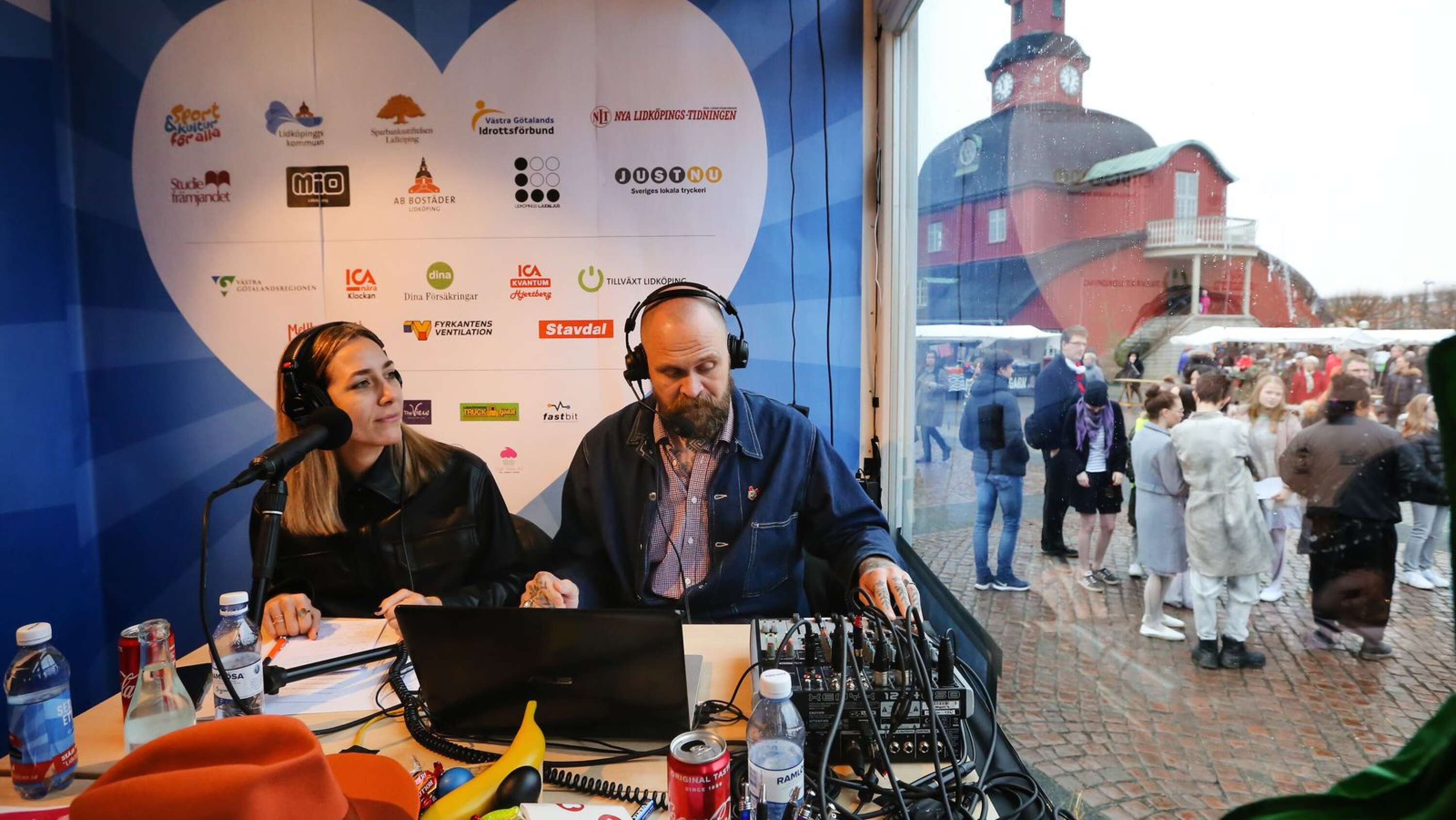 Katarina Macli och Måns Jälevik börjar bli rutinerade som programledare i glasburen.