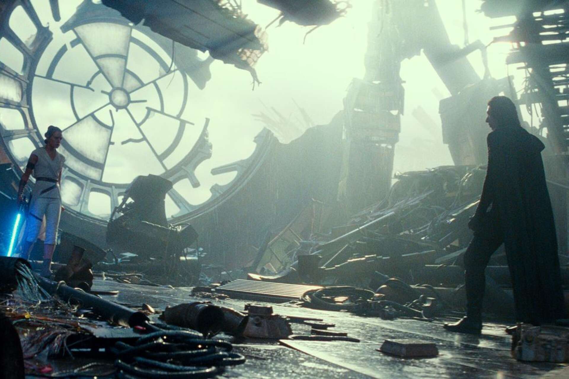 Rey och Kylo möts i ruinerna av den andra Dödsstjärnan.