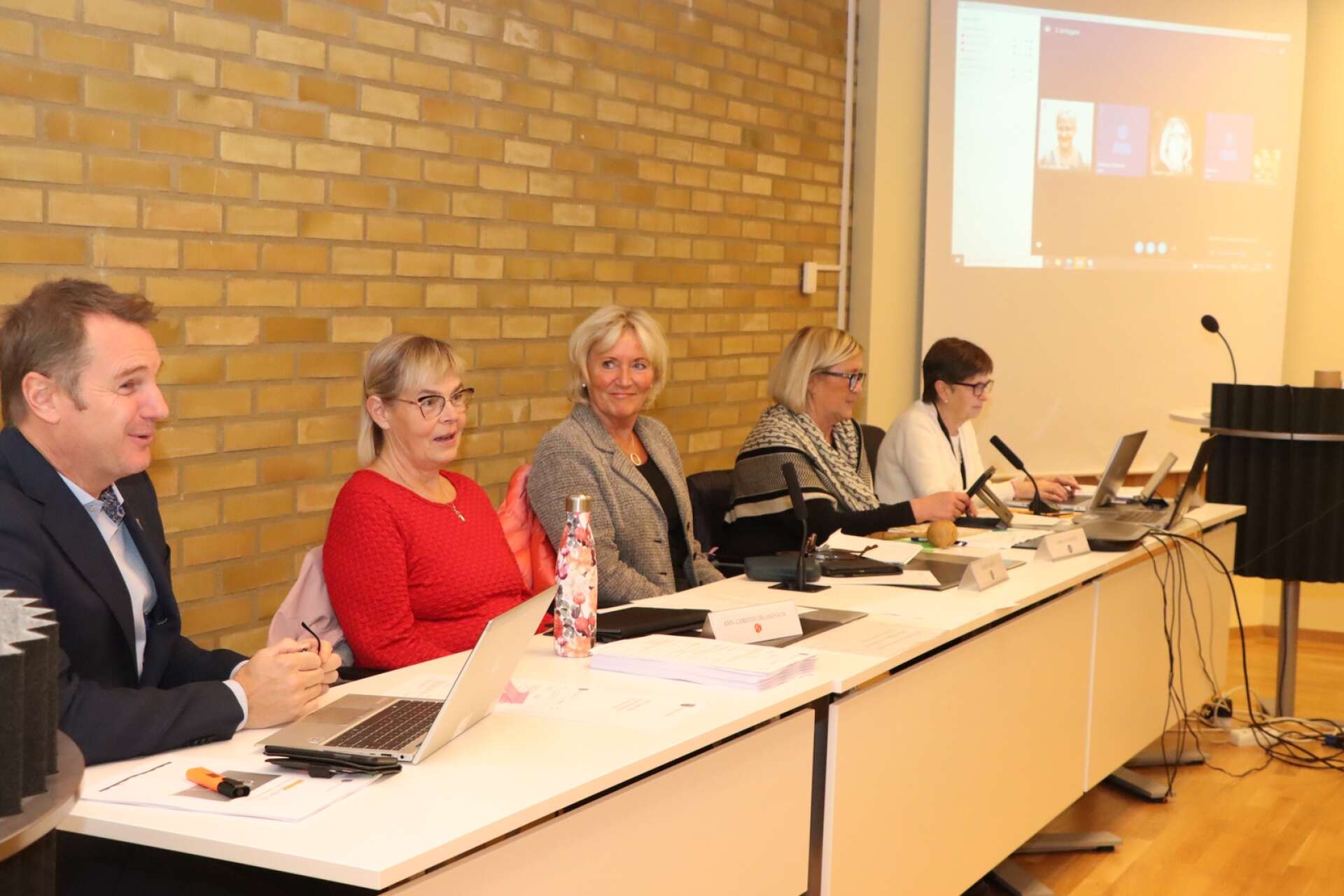 Det är nu tre kvinnor i fullmäktiges presidium: Ann-Christin Erlandsson (S), Kerstin Isaksson (M) och Maria Gustafsson (M). Till vänster ses kommundirektör Mats Öman och längst till höger ses kommunsekreterare Britt-Marie Nilsson. 
