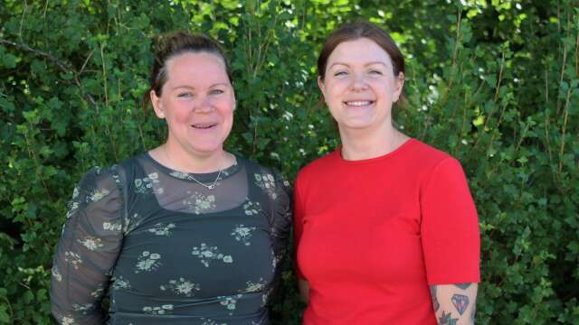 Systrarna Sandra och Veronika Oit är nya ägare till tygaffären i Moholm. ”Våra barn på sju och nio år har redan bestämt att de ska ta över efter oss”, säger Sandra roat