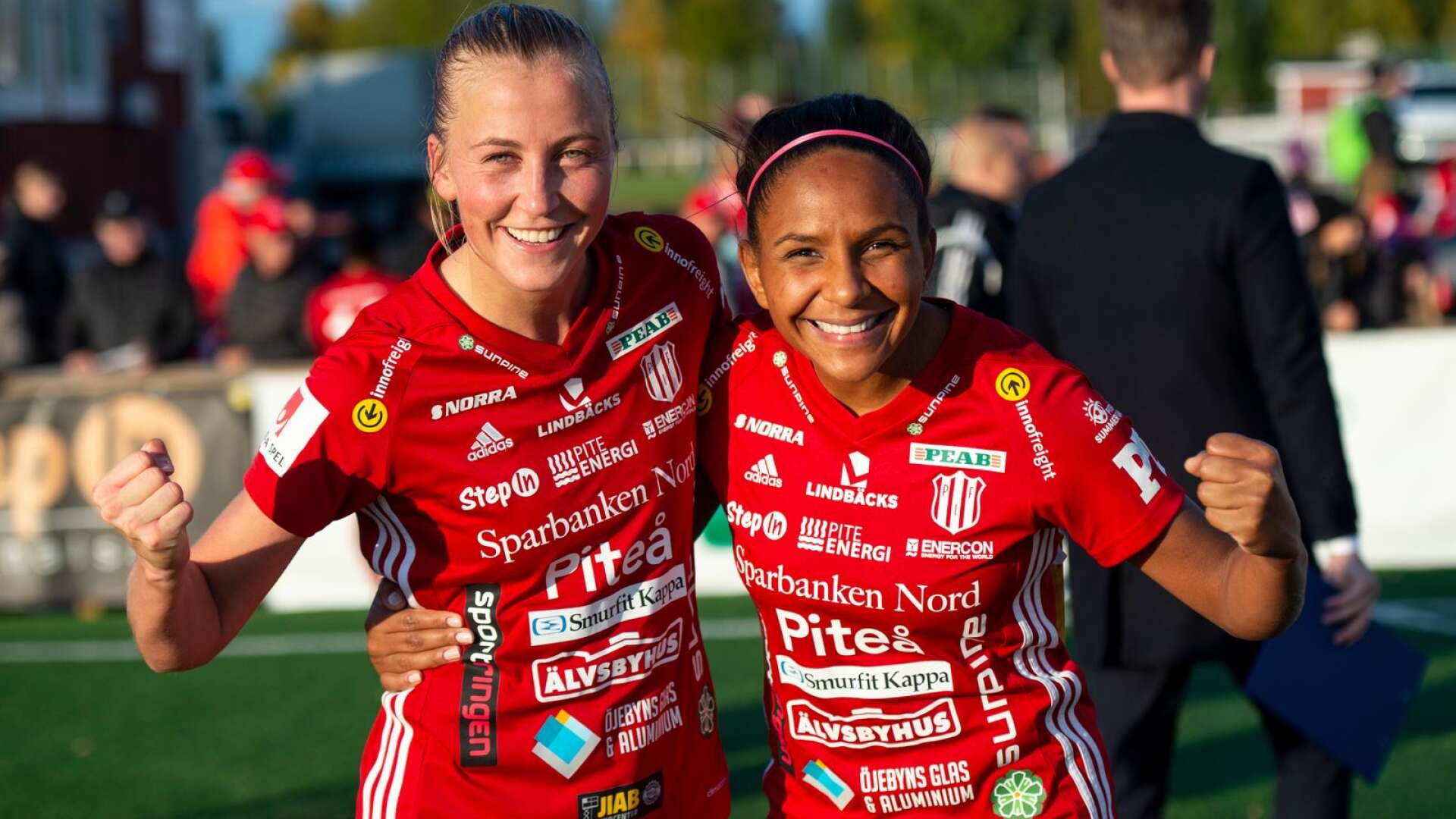 Julia Karlernäs och Madelen Janogy har spelat tillsammans i såväl Mallbacken, Piteå och landslaget. Nu stöttar Karlernäs sin vän.