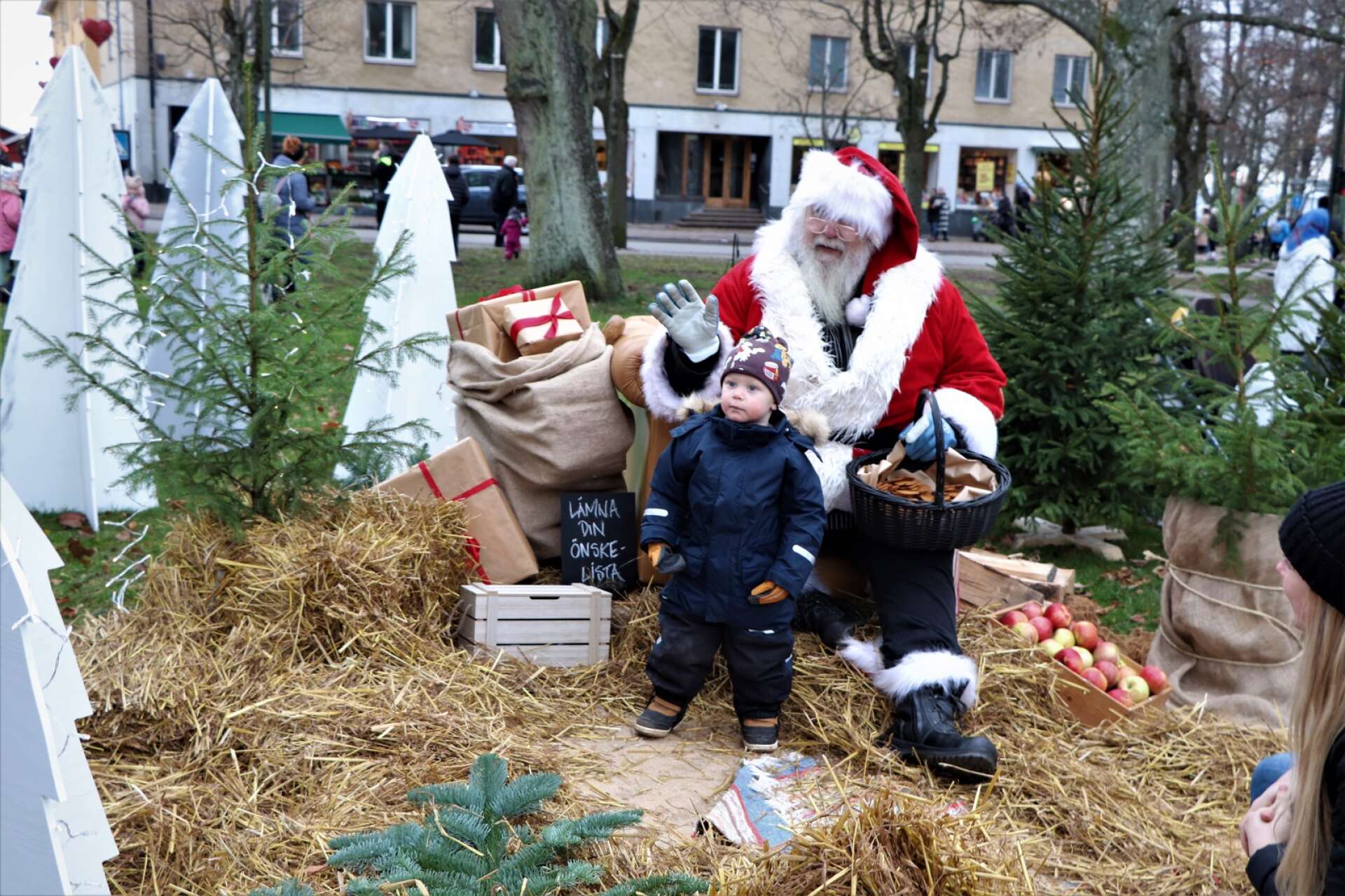 Tomten tog emot önskningar i Samskoleparken när Hjo ställde till med Julmarknad.