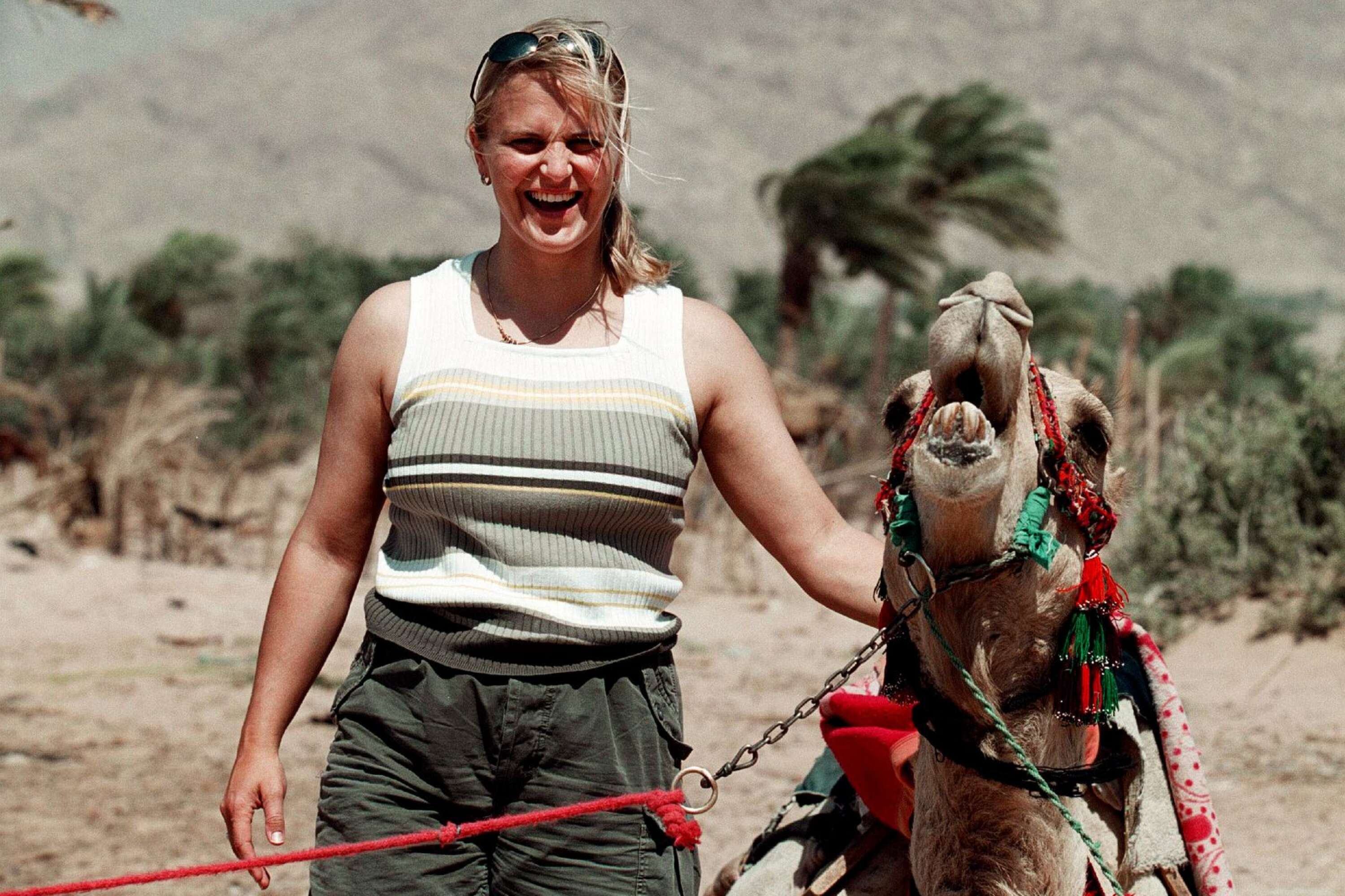 Tina Thörner har åkt Dakarrallyt tio gånger och fick smeknamnet ”Fröken Öken”. Här är hon dock i TV3:s underhållningsprogram Jakten på ökenguldet 1999.