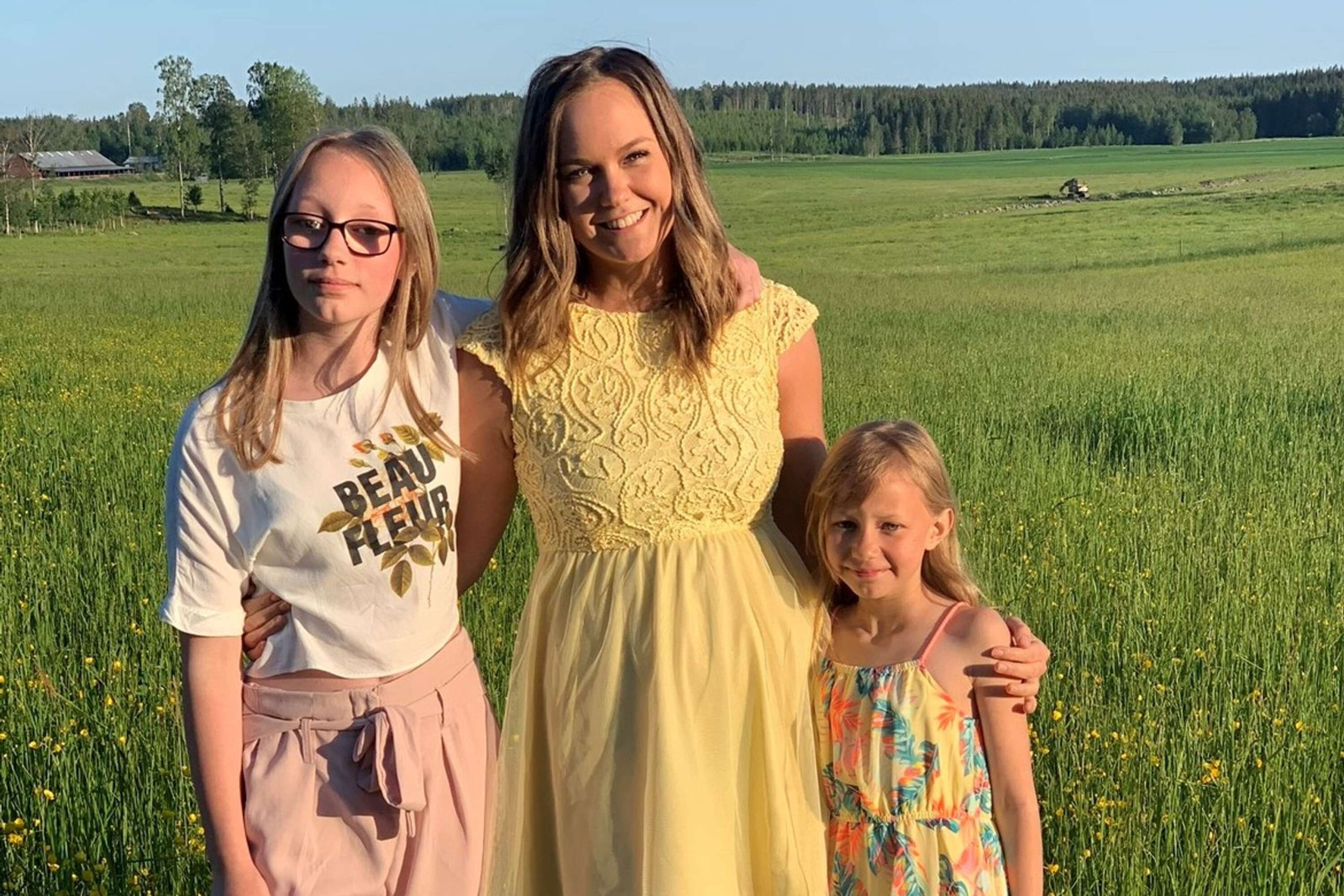 Systrarna Stina, Julia och Alva sommaren 2019 innan Stinas problem började på hösten. 