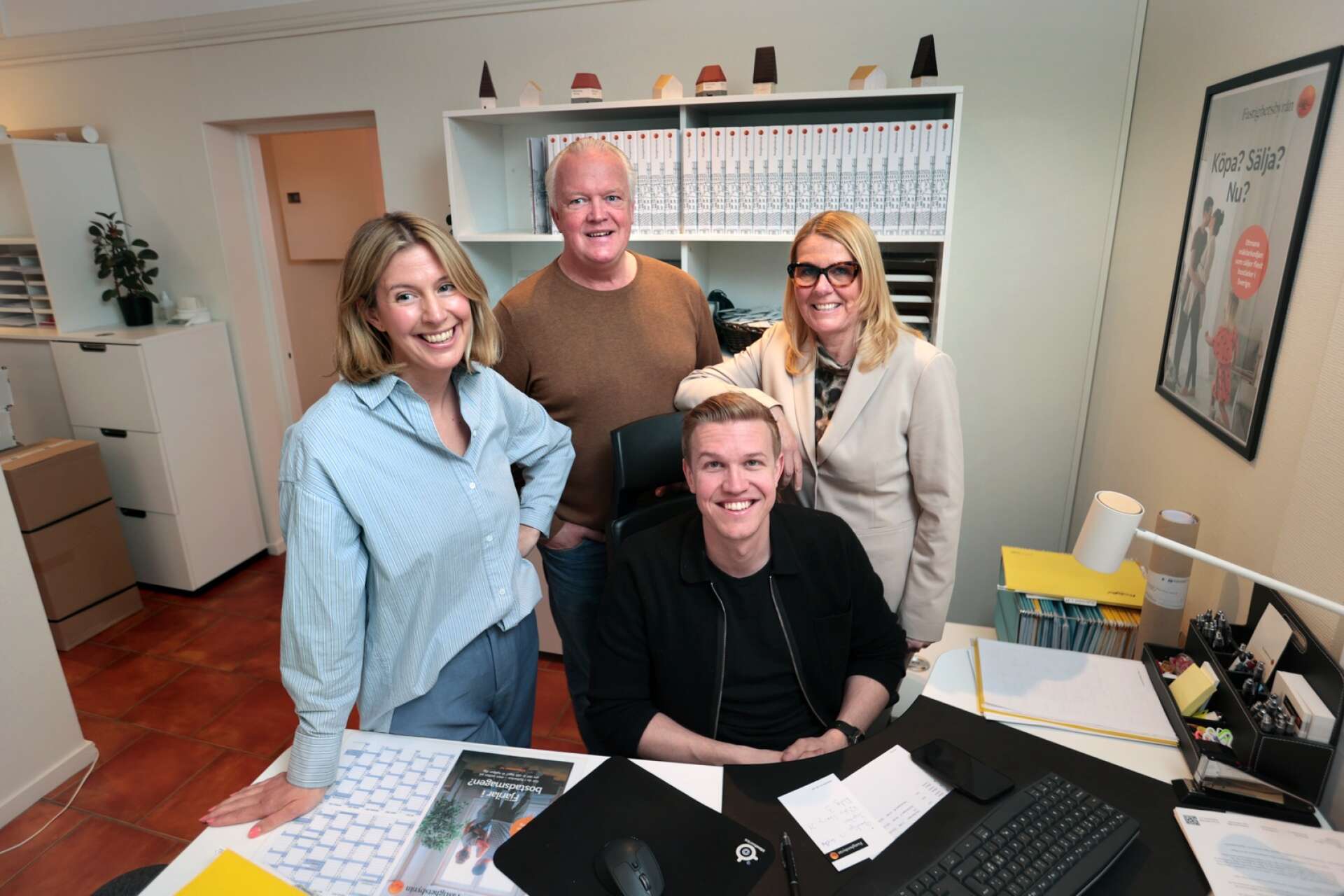 Maria Larsson är omgiven av familjen på jobbet,  hennes man Ulf Larsson och barnen Malin och Mårten. På byrån jobbar ytterligare två anställda mäklare.