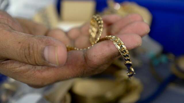 En guldkedja, guldarmband, silversked, tre klockor och ett pärlhalsband stals vid ett inbrott på Lindhultsgatan i Mariestad.  OBS! Arkivbild