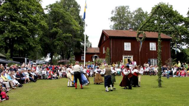 Såväl Föreningen Knutsbols hembygdsgård som Letälvsgillet, som här syns dansa på hembygdsgården, får bidrag.