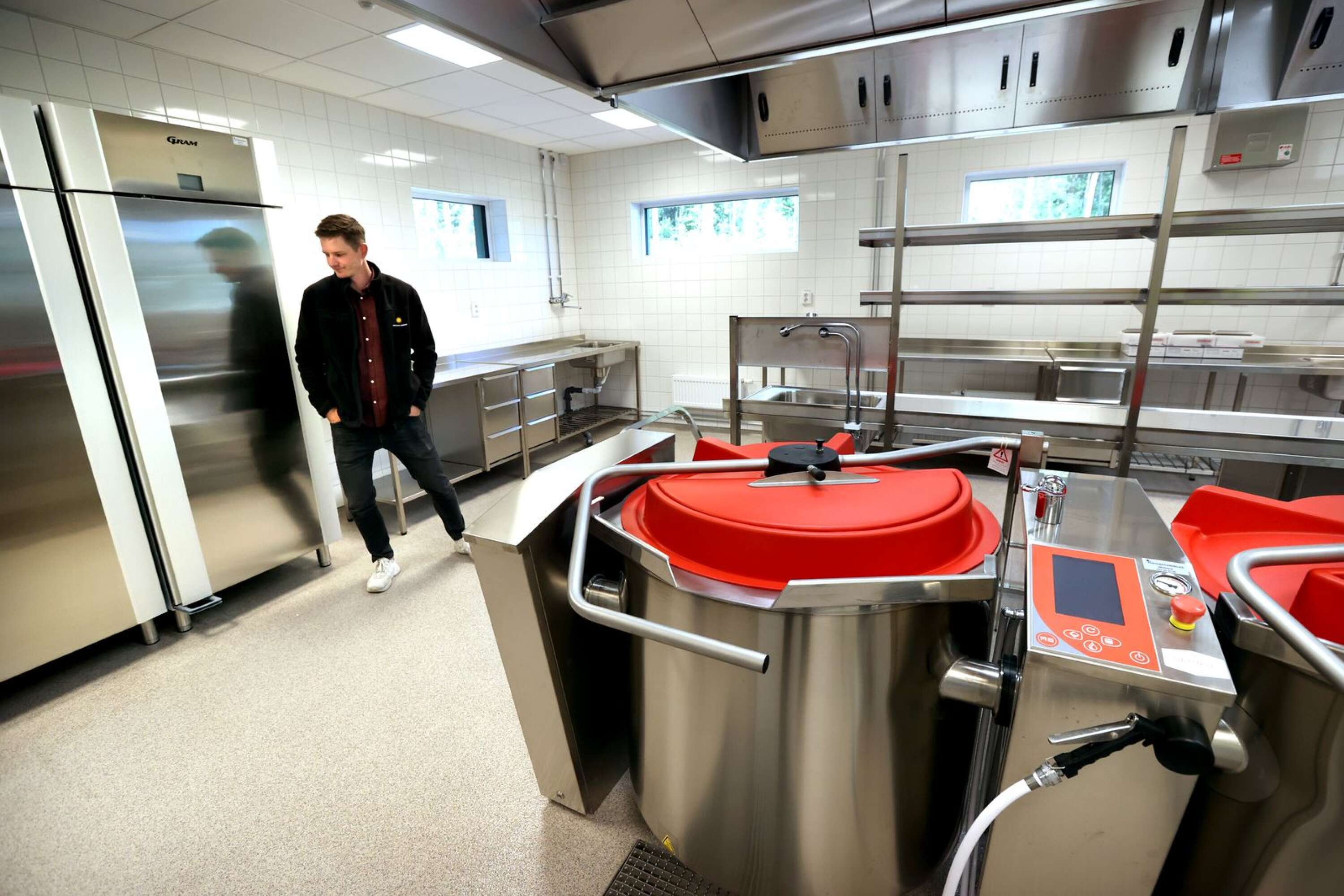 Köket har en produktionskapacitet av 600 portioner per dag, berättar Patrik Johansson.