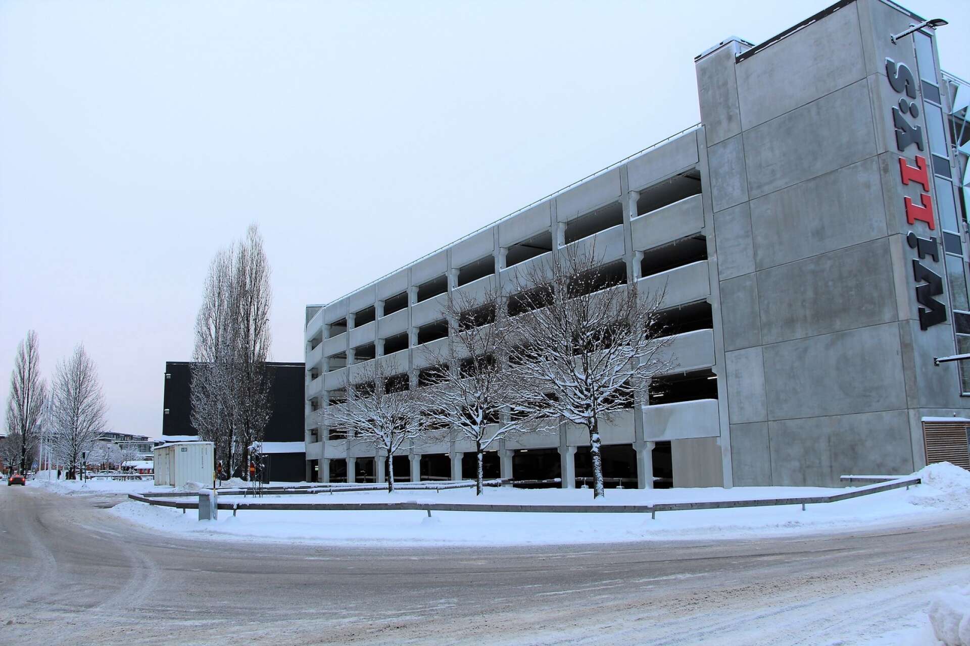 I dag är ytan framför parkeringshuset den enda obebyggda tomten som Löfberg fastigheter har kvar på Bryggudden.