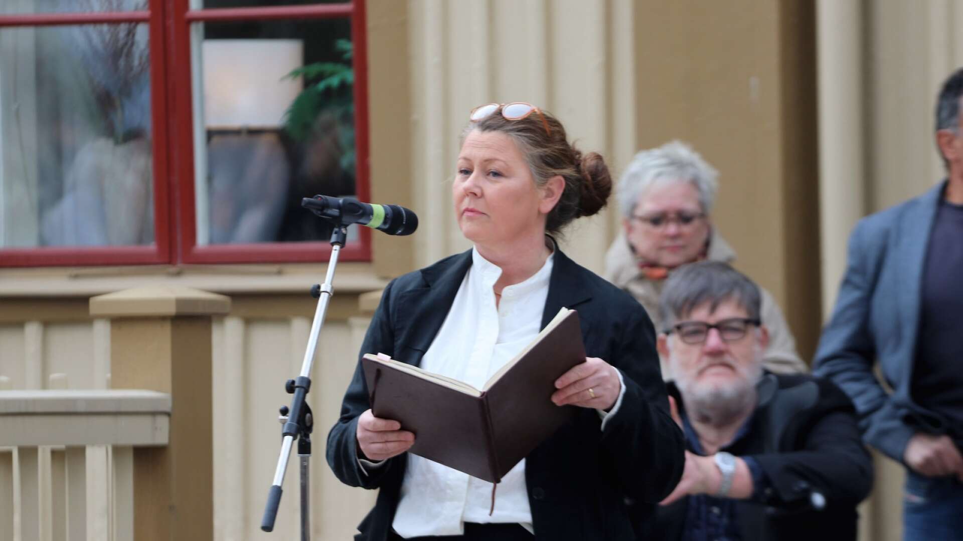Kommunfullmäktiges ordförande Lotta Robertsson Harén (MP) höll vårtalet vid Plantaget på valborg.
