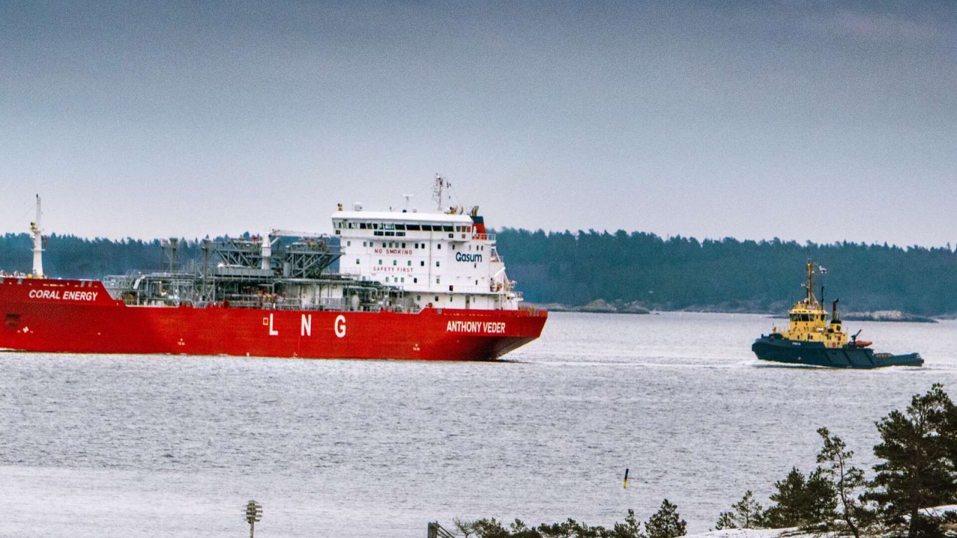 Ett skepp kommer lastat till Sverige – med rysk gas.