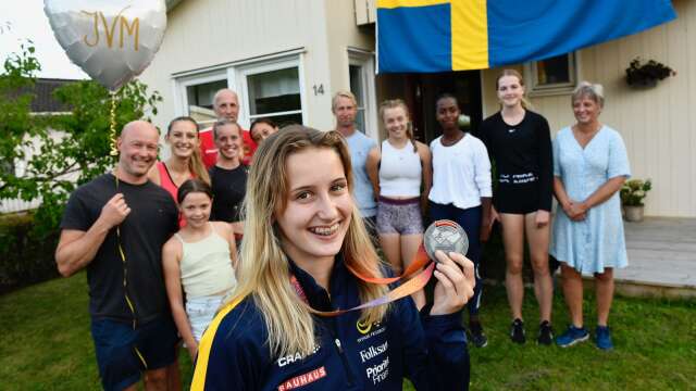 VM-silvermedaljören Hanna Karlsson kom hem till Karlstad och firade med sin familj och träningskompisar.