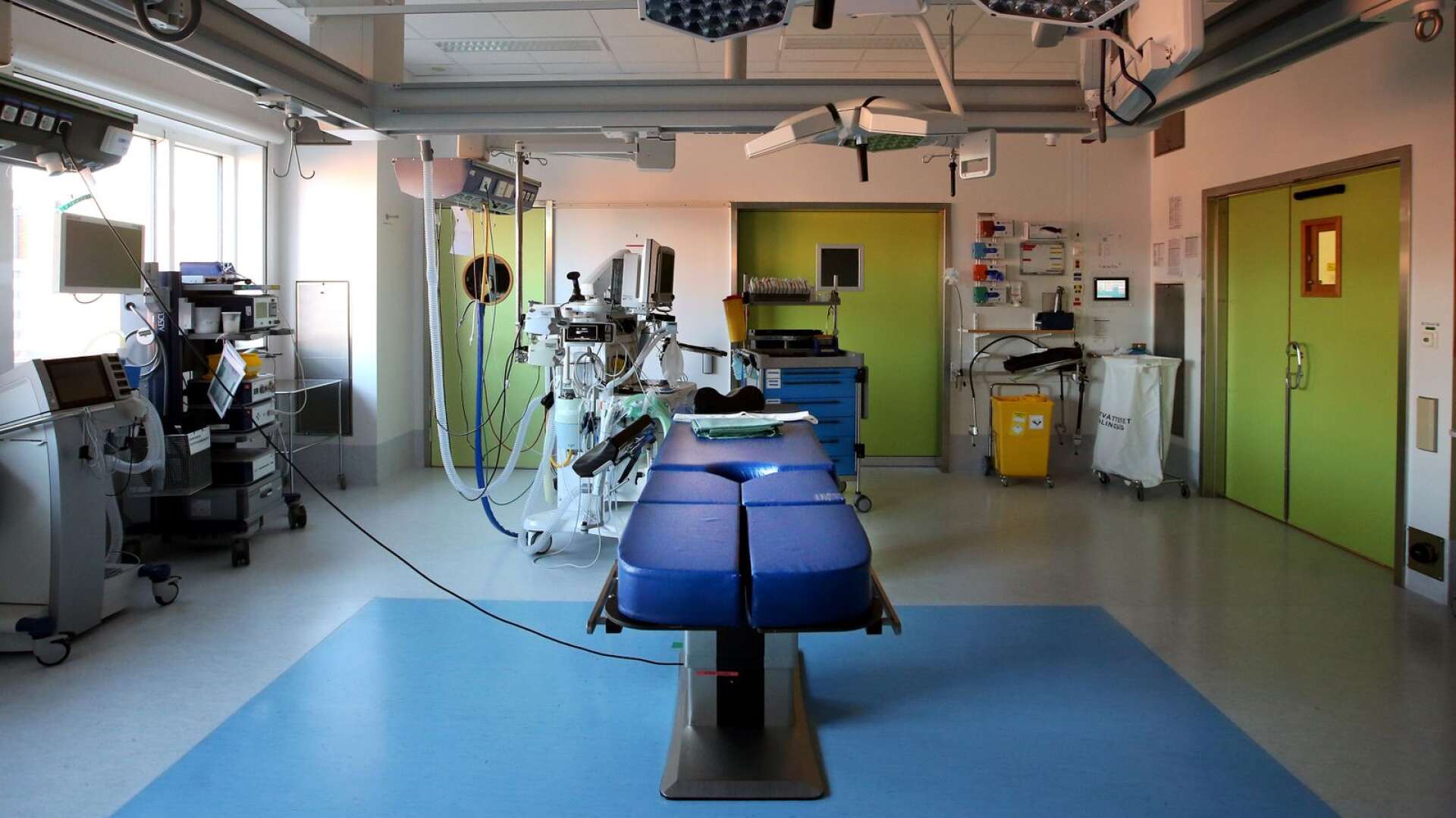 Det är många maskiner som måste ha ständig ström vid en operation. Nu får sjukhuset i Lidköping en ännu säkrare backup vid eventuellt strömavbrott.