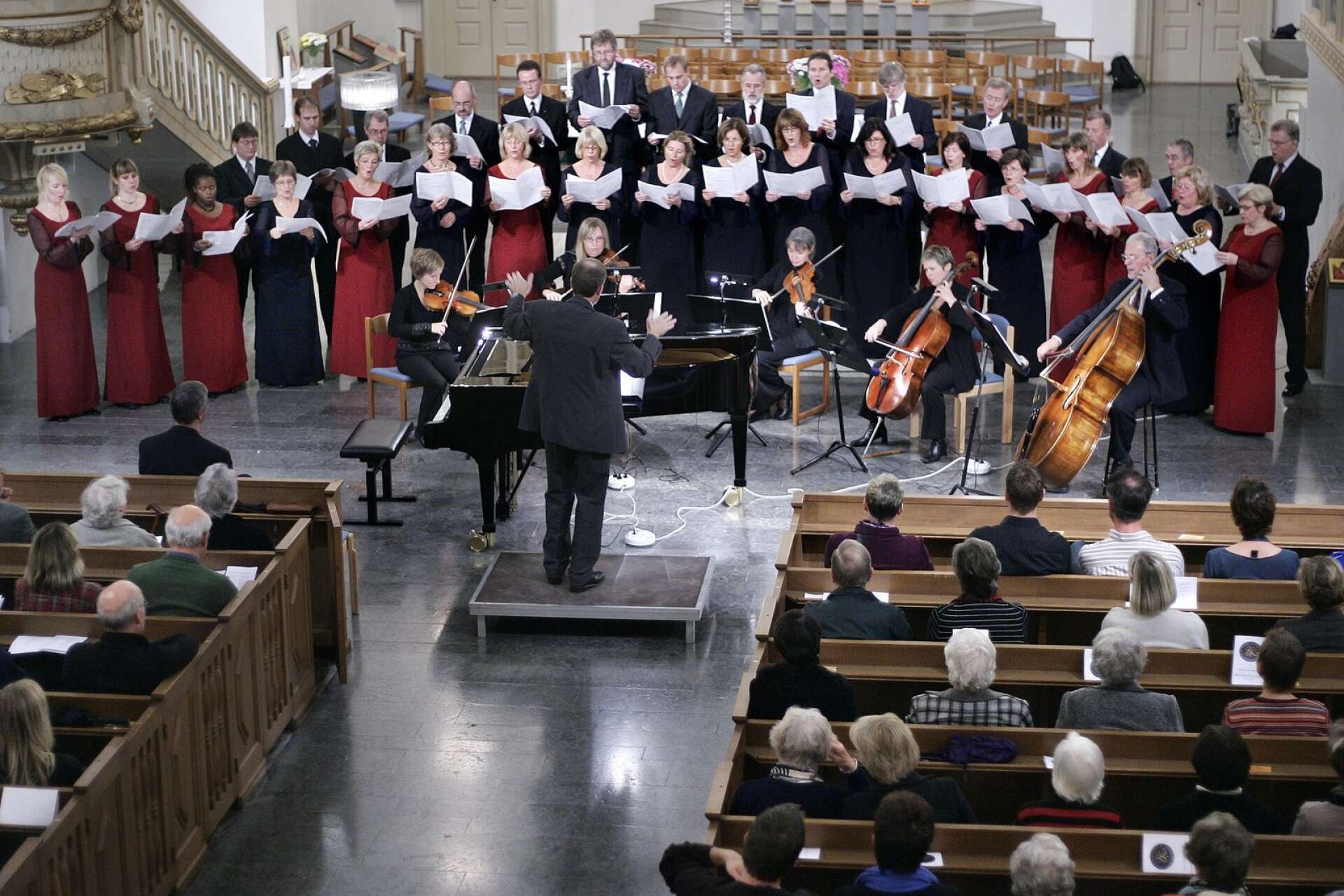Karlstads kammarkör har börjat öva igen och i dag, lördag, håller de konsert i Domkyrkan. Bilden är från en konsert i Domkyrkan tillsammans med kompositören Steve Dobrogosz.