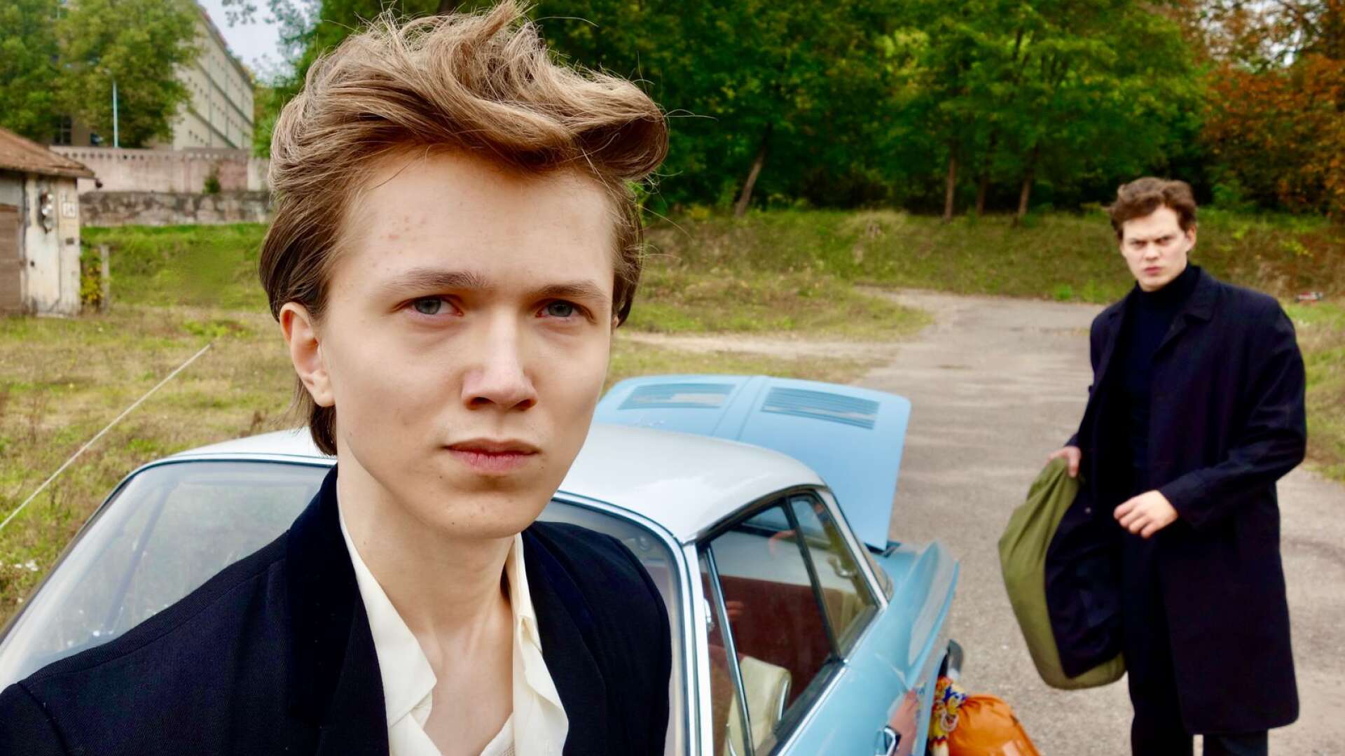 Emil Algpeus från Färgelanda spelar polismördaren Gunnar Norgren i Netflixserien Clark. I bakgrunden syns Bill Skarsgård i huvudrollen som Clark Olofsson.