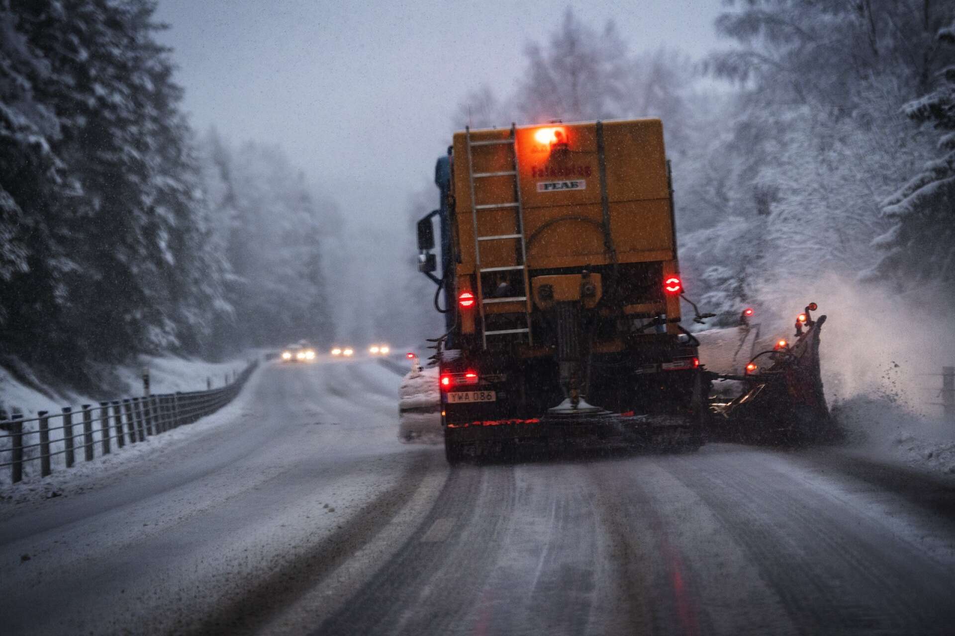 I Arvika gick man över till sandning i helgen. Hur bristen på vägsalt kommer att påverka övriga kommuner och Trafikverket är ännu oklart. (Halkbekämpningen på bilden fotograferades förra vintern.)