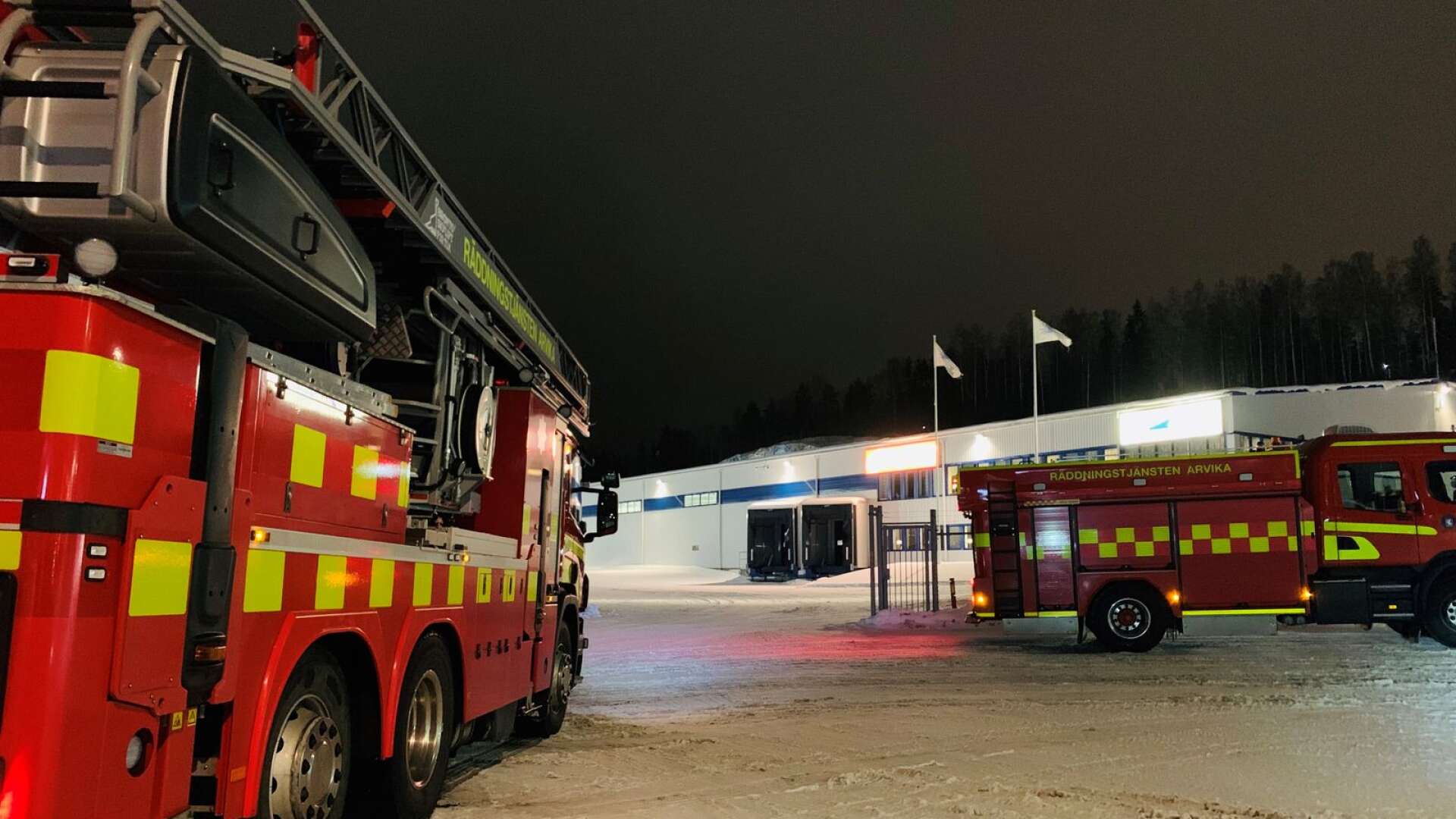Stora snömassor har lagt sig på taket till LBC:s lagerlokaler i Arvika.