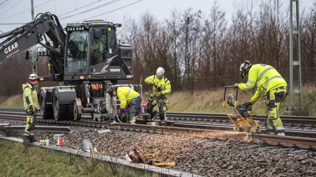 ”Det stärker Sveriges ekonomi och tillväxt på sikt samtidigt som det ser till att underhållsskulden för våra järnvägar och vägar inte växer”, skriver debattörerna om förslaget Sverigelyftet.