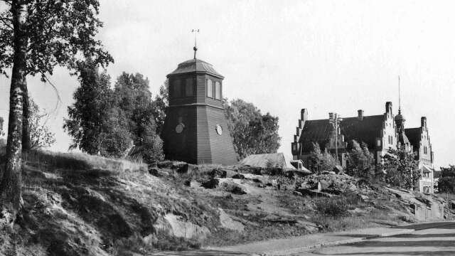 Klockstapeln fick en strategisk placering på det så kallade Kyrkberget och tanken var ju att bygga en kyrka strax intill. 
