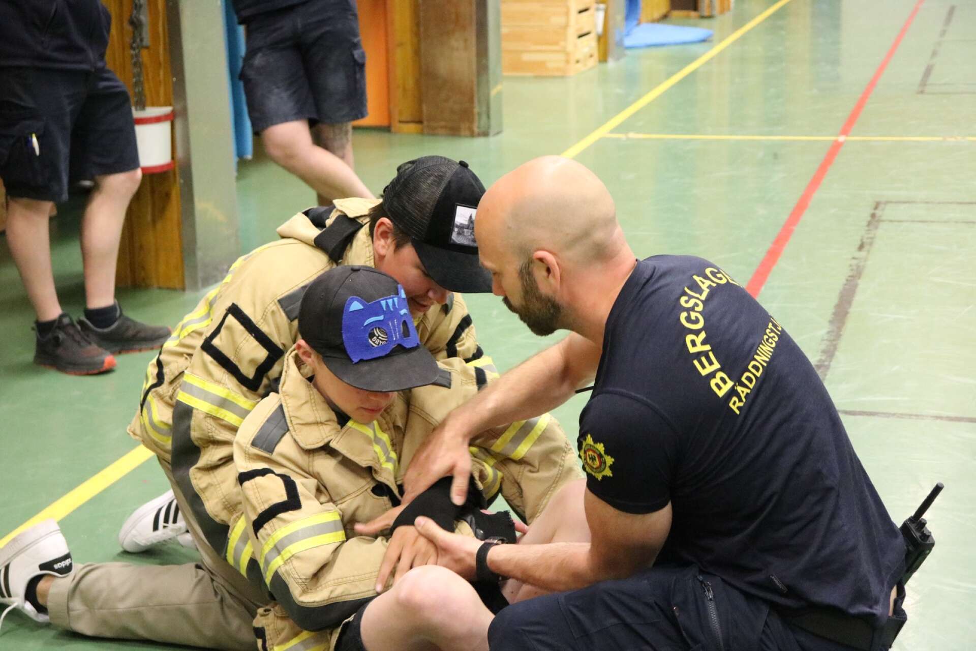 Styrkeledaren och brandmannen Hans Wikars visade lite övningar för elever från klass 8A1. 