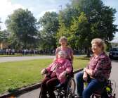 Elly Boqvist som fyller 97 år vid årsskiftet tog sig ut tillsammans med dottern Nina Gyllström och grannen Doris Henningsson för att se när demonstranterna tågade iväg.