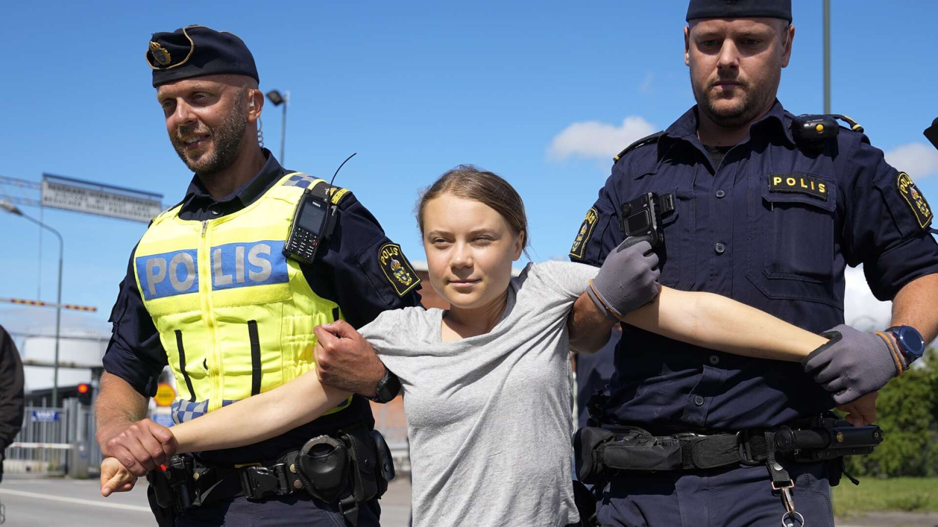 Polisen tvingades att fysiskt avlägsna aktivister, en av dem Greta Thunberg, i Oljehamnen i Malmö. 
