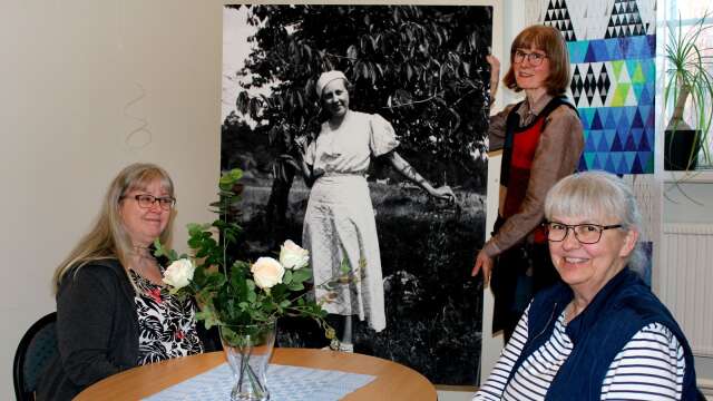 Åsa Vålvik, Annika Eriksson och Berith Sande är arkivarier på Föreningsarkivet i Värmland. Här med en bild på arkivets initiativtagare Viola Sandell (1910-1999).