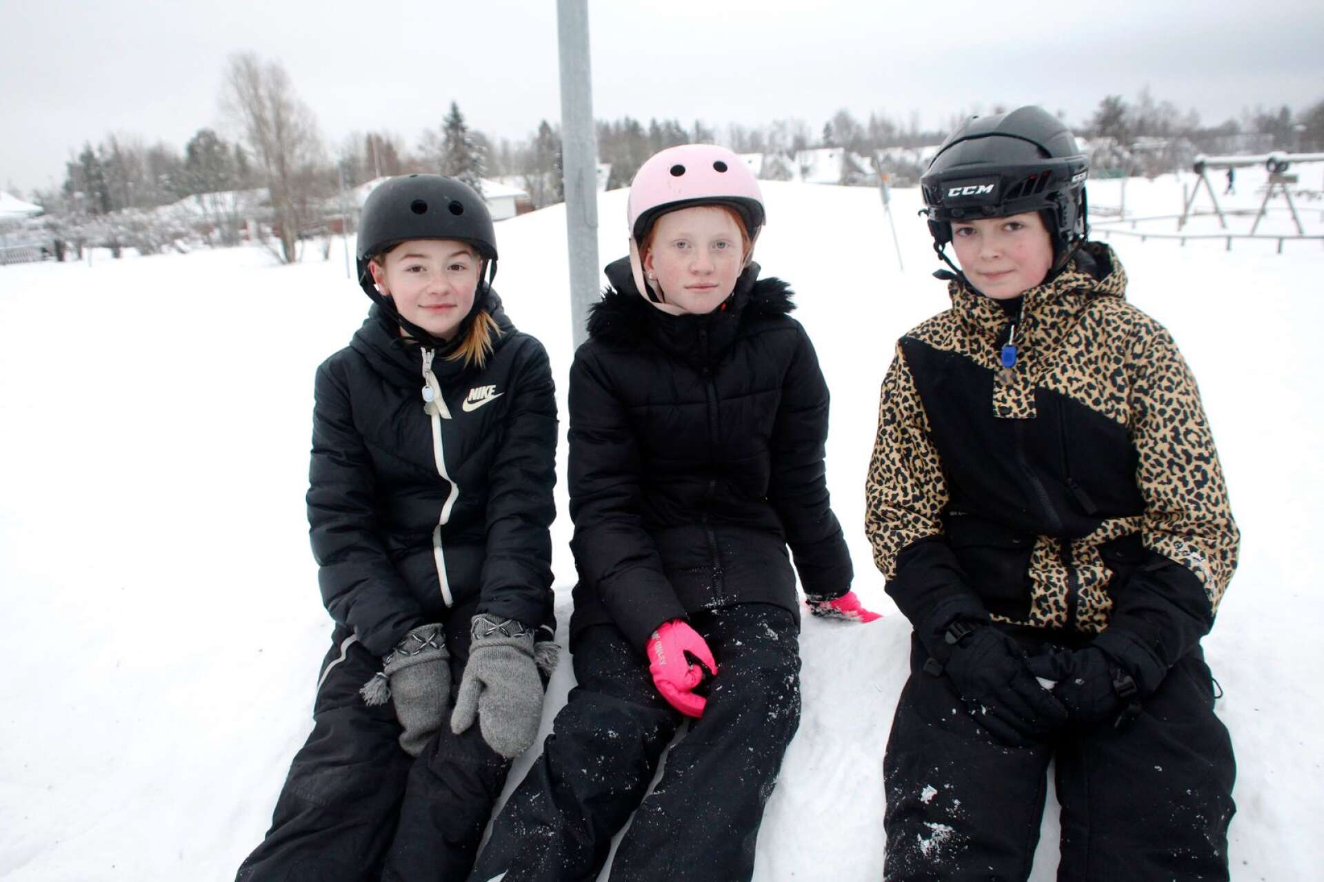 Bianca Skogvoll, Tine Johansson och Alva Johansson tog en paus i snön. 