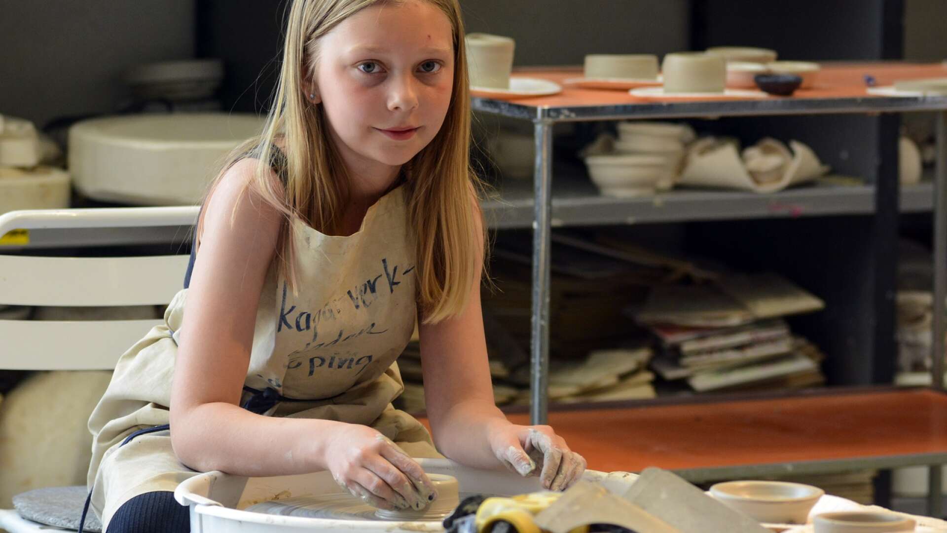 Elsa Salomonsson, elva år, provar drejning, som är en av sommarlovsaktiviteterna i Lidköpings kommun.