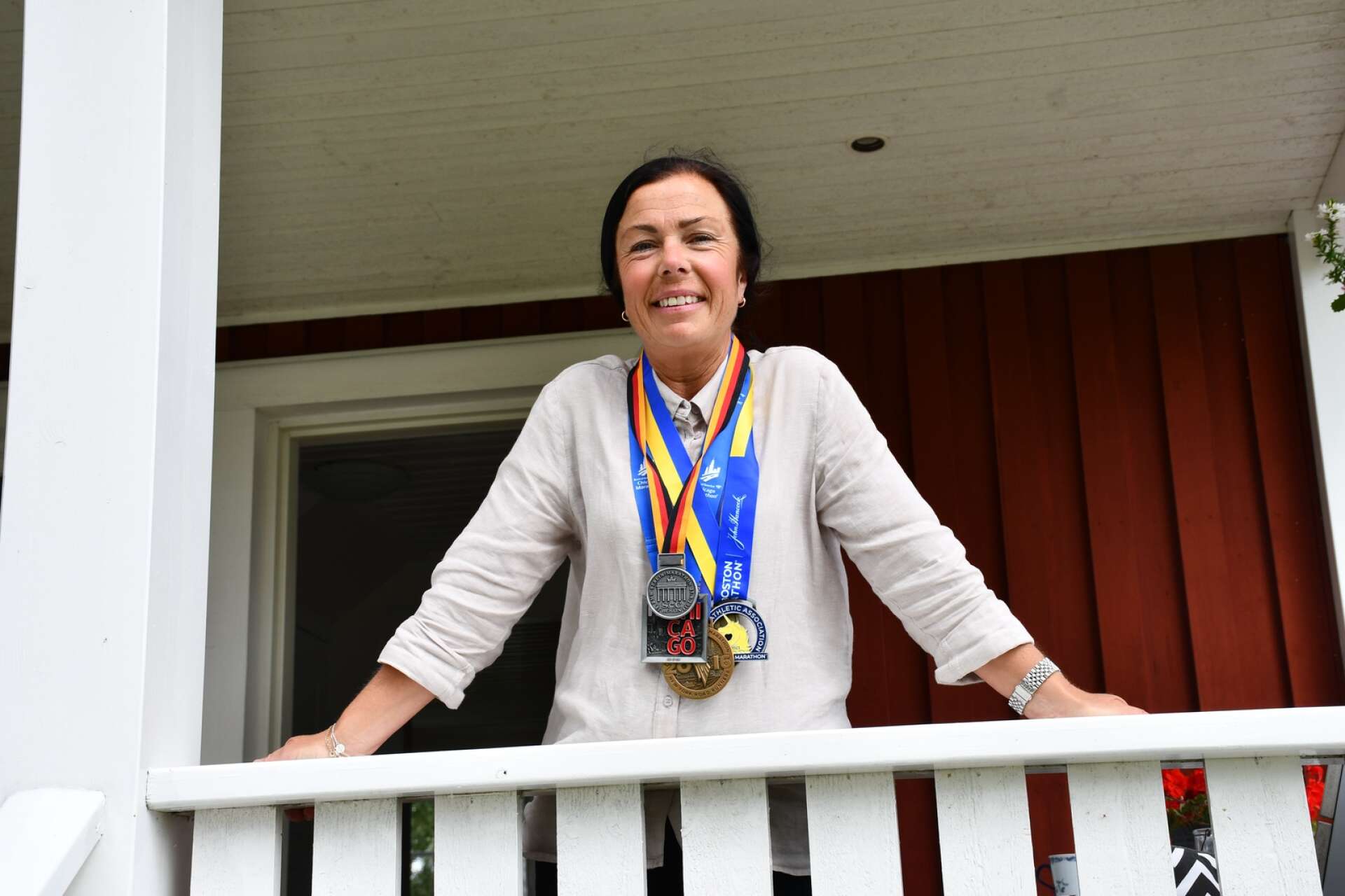Runt halsen hänger fem av de sex medaljer som ingår i World Marathon Majors. Nu är det bara Tokyo som saknas för Birgitta.
