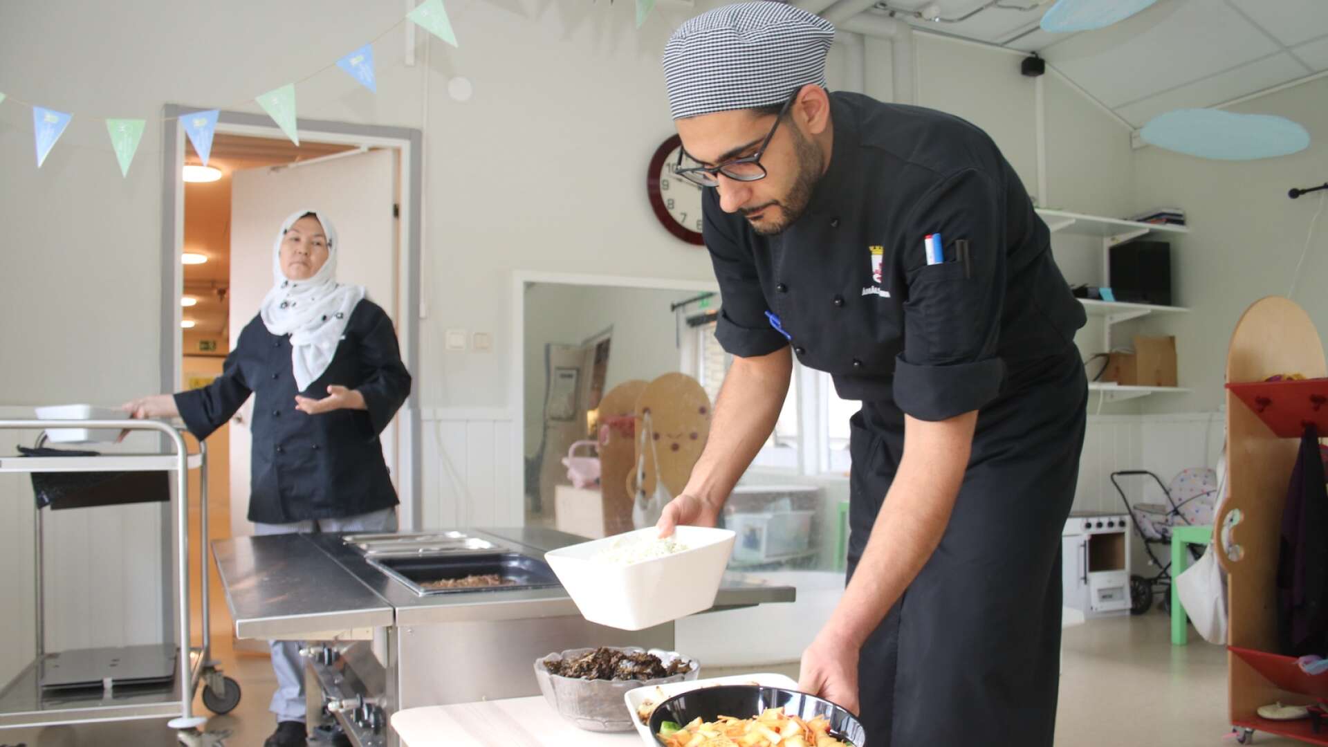 Offentliga måltidens dag firades i Åmål. Mohammad Abokassem och Khurshed Ibrahimi gör i ordning lunchbuffén på Elisebergs förskola.