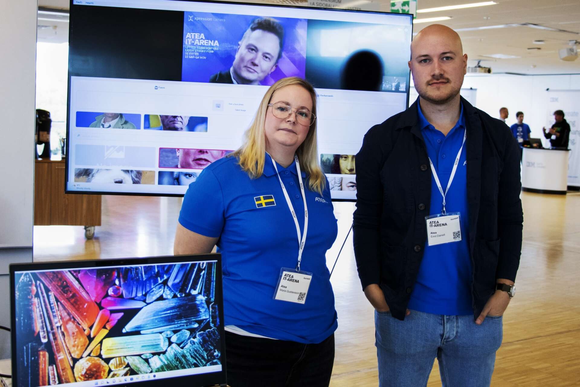 Ateas IT-säkerhetsspecialister Marie Gustavsson och Emil Darrell visade exempel på deepfakes under IT-arenan på Karlstad CCC. Exemplet med Teslagrundaren Elon Musk i bakgrunden gjordes med hjälp av ett gratisprogram.