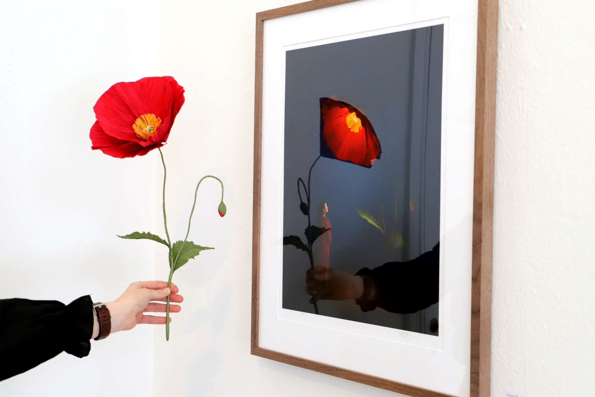 Sonja Hesslow bygger upp sina bilder och varje detalj är viktig. Den röda blomman har hon gjort själv och färgat in pappersblombladen i den rätta röda nyansen.